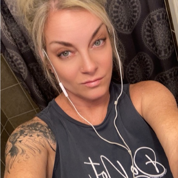 Meet your Posher, Shelley - Picture 4 of 5